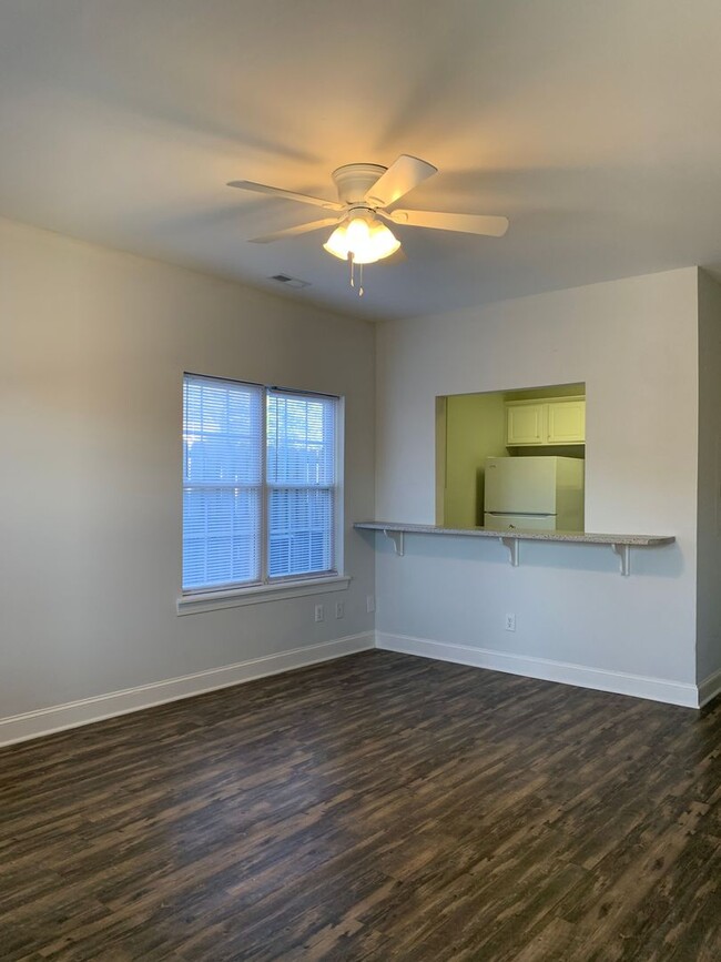 Building Photo - 1 Bedroom 1.5 Bathroom Townhome in Myrtle ...
