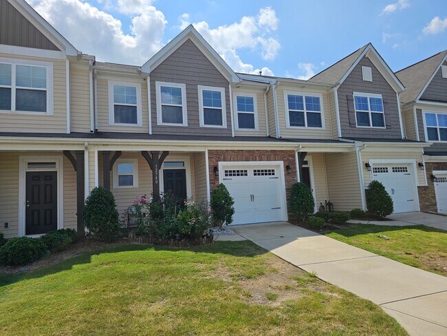 Foto del edificio - Well Maintained Large townhome in Steele Creek
