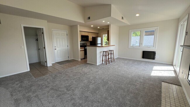 Building Photo - Bright 2 Bed / 2 Bath Condo with views of ...