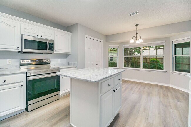 Foto del edificio - Beautiful property in highly desirable Lilian Woods Subdivision!