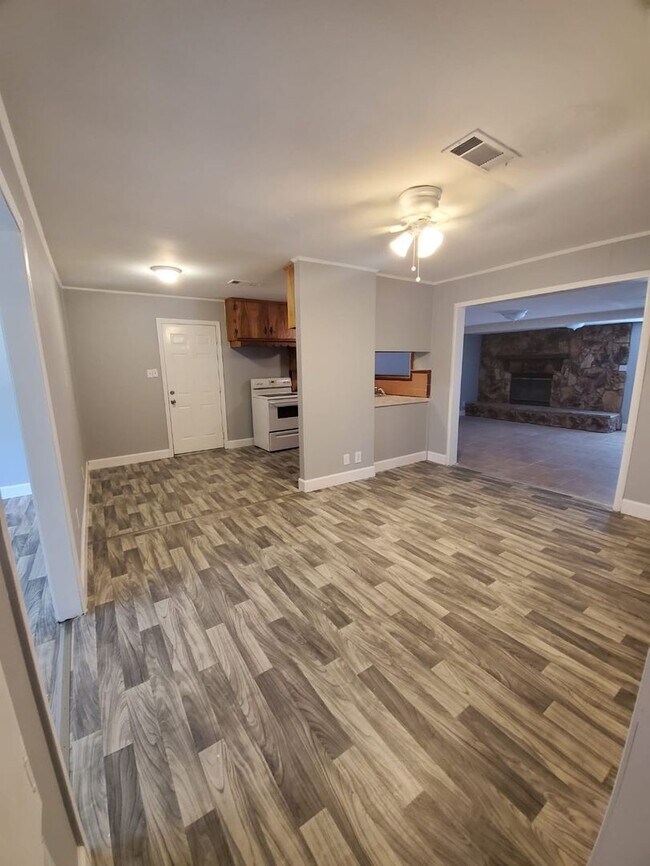 Foto del edificio - Completely renovated home, with fireplace ...