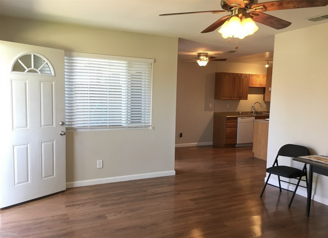 Foto del edificio - 2 br, 1 bath Condo - 2295 North Tustin Str...