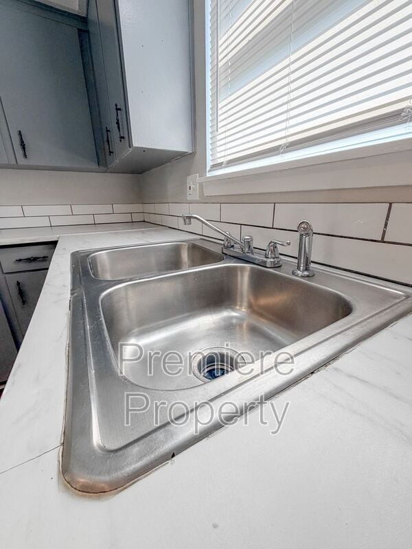 Building Photo - 219 N Oak Dr