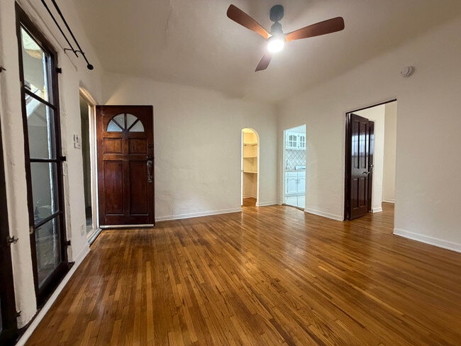 Building Photo - 632 N Sycamore Ave