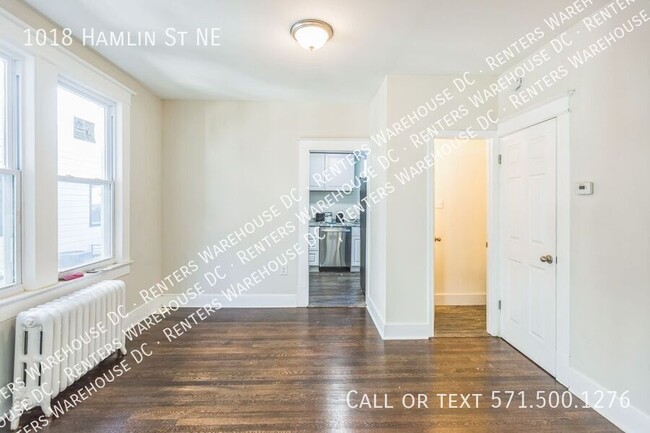 Building Photo - Newly renovated 3bd/1.5bth end unit TH Nes...