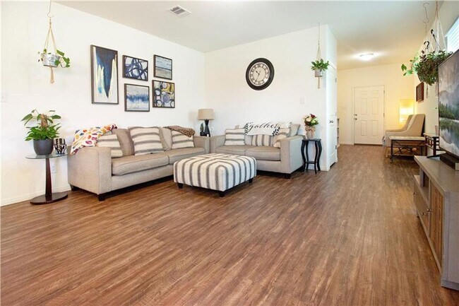 Foto del edificio - 336 Flower Smith Ln
