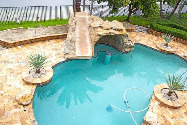 Foto del edificio - 16759 SW 16th St