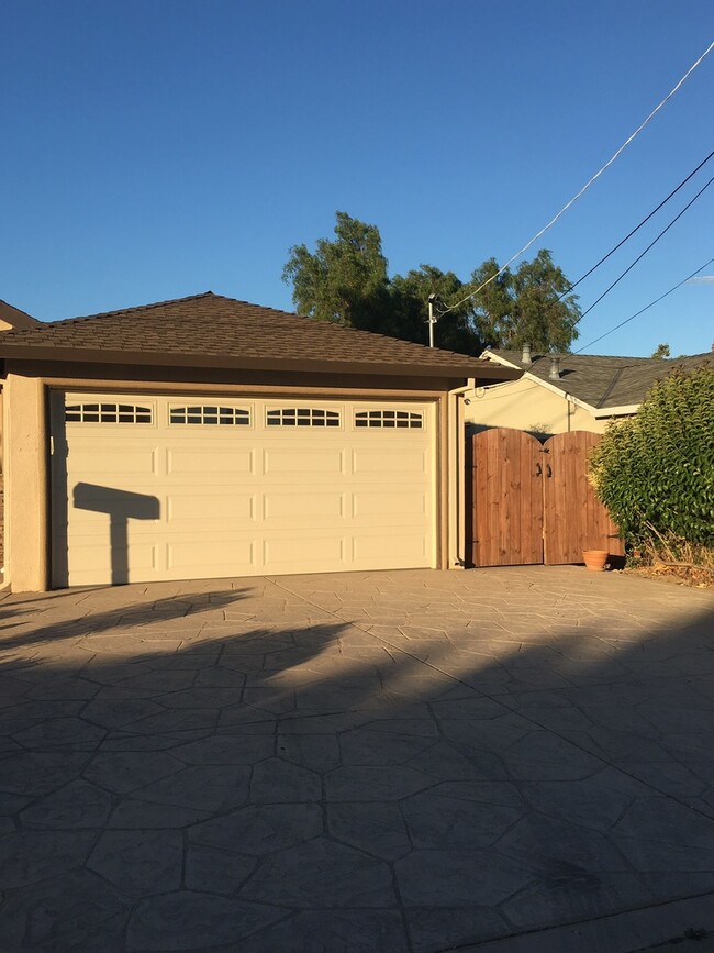 Building Photo - 8 Pleasant Ridge Ave