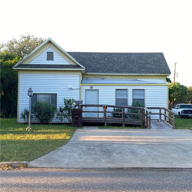 208 E Fordyce Ave, Kingsville, TX 78363 Room for Rent in Kingsville