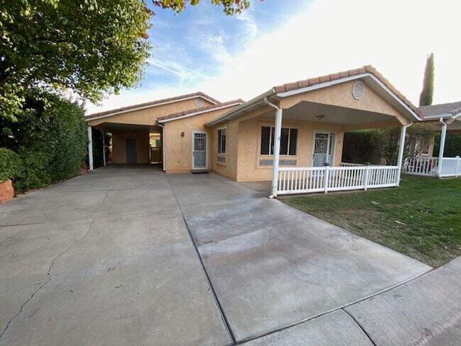 Building Photo - Canyon Cove 2 bedroom 55+ Community Home
