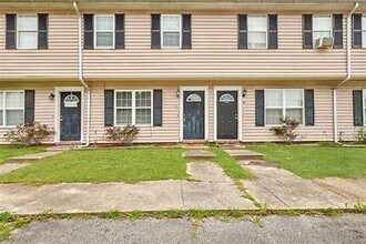 Building Photo - 1100 Pineland Ave