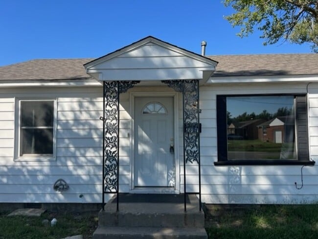 Building Photo - Hardwood, Huge Living, 2 full baths in Norman!