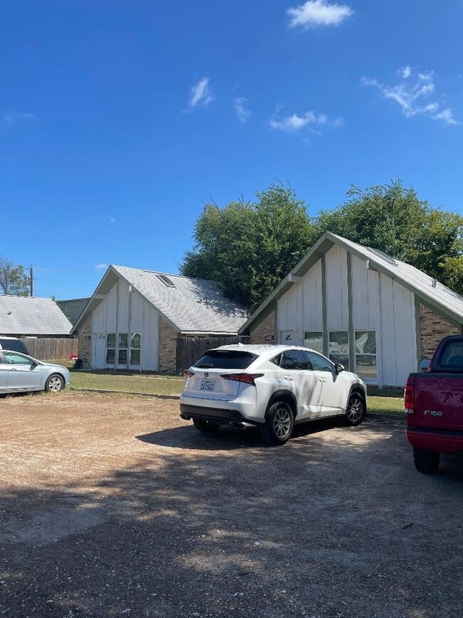 Building Photo - 2300 Live Oak St