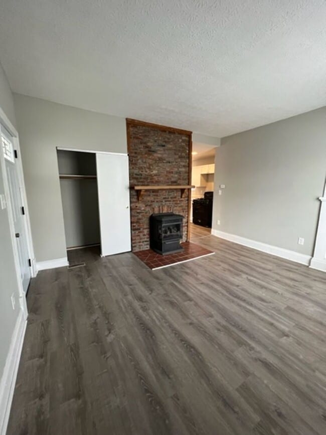 Building Photo - Charming 2 Bedroom Home with Fenced Yard Available for Pre-Lease!