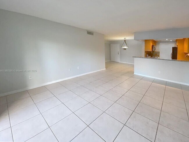 Foto del edificio - 6886 N Kendall Dr