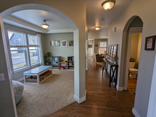 Foto del edificio - Large 3BD plus bonus rm and den