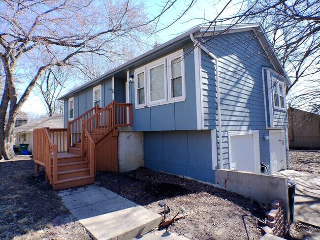 Foto del edificio - Spacious 4 bedrooms and 2 full baths home located on S Franklin St in Spring Hill