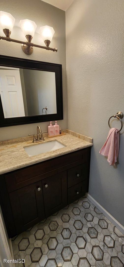 Building Photo - 2 br, 3.5 bath House - 9767 Canforero Terrace