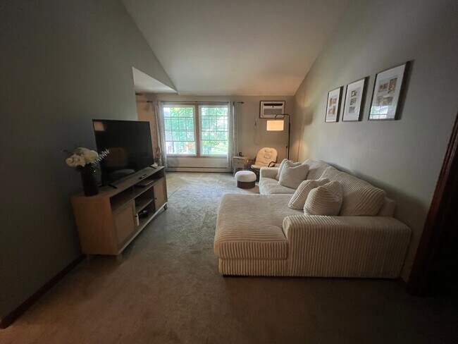 Foto del edificio - 4518 Cedar Lk Rd S