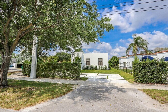 Building Photo - 5126 SW 57th Ave