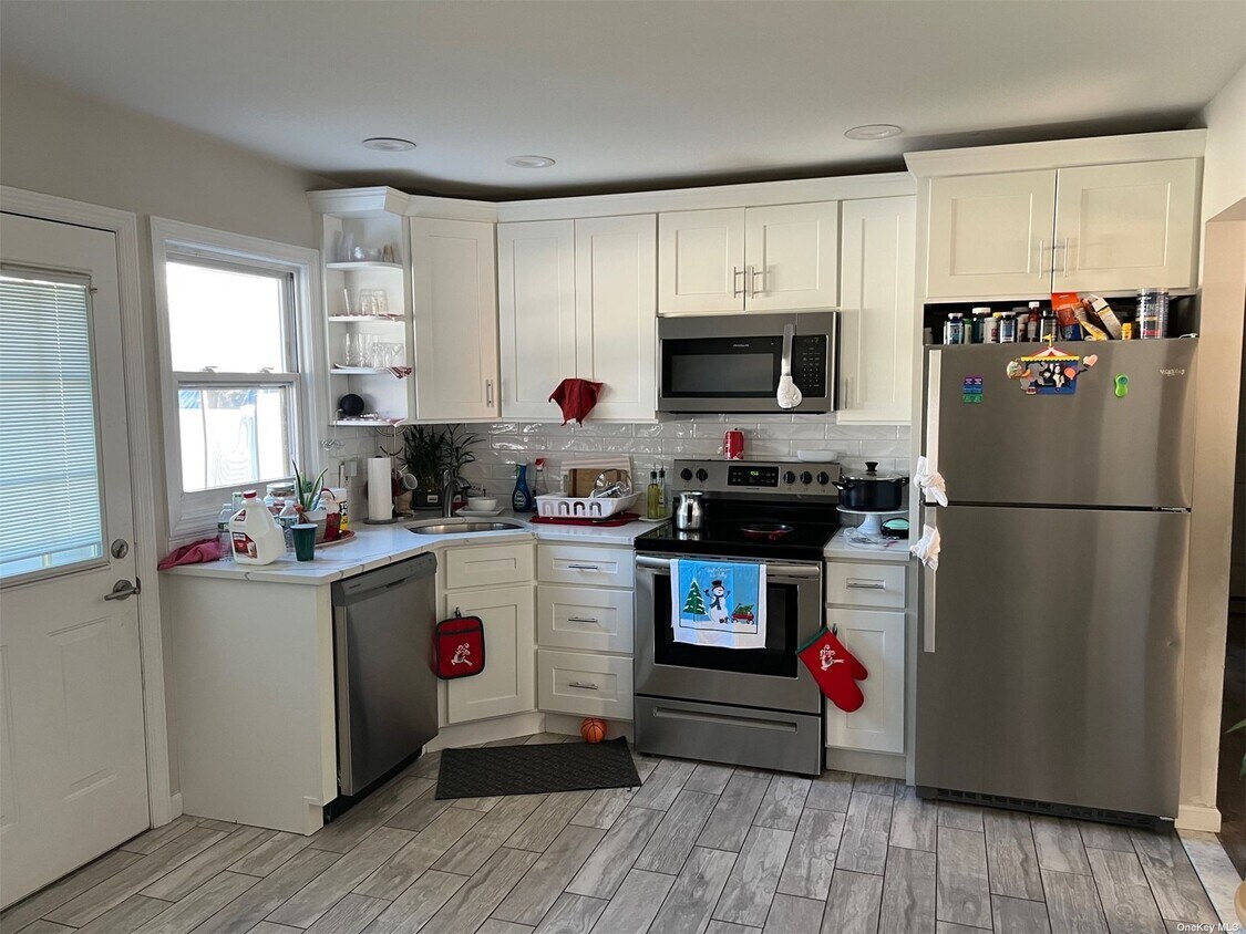 67 Bedell St, Lindenhurst, NY 11757 Room for Rent in Lindenhurst, NY