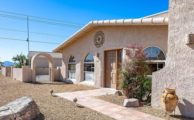 Building Photo - FULLY FURNISHED - LONG TERM RENTAL 3 Bedro...