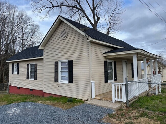 Building Photo - 2 Bed, 1 Bath home, Small pets OK! $1,000 ...