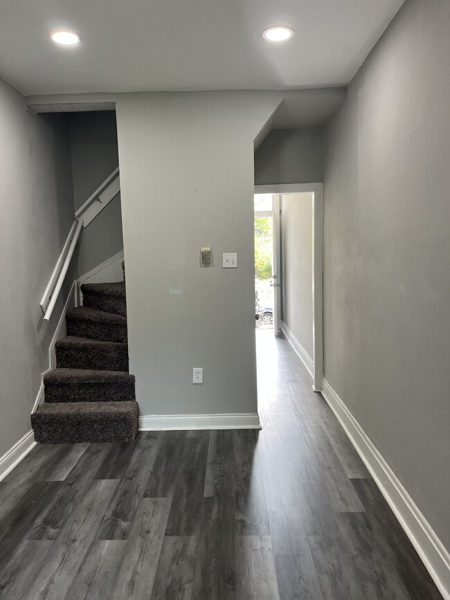 Building Photo - 324 E 11th St