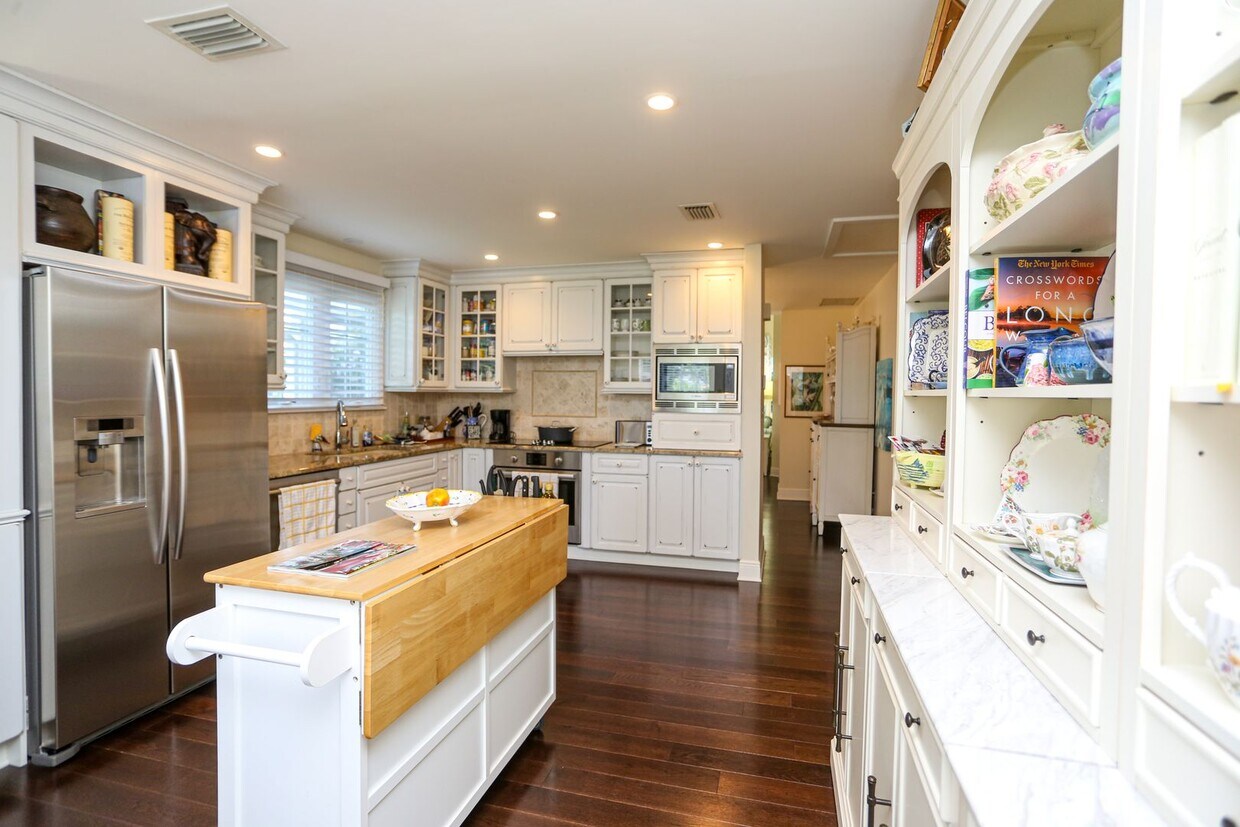 Foto principal - ***FULLY FURNISHED ANNUAL RENTAL***NEW PHO...