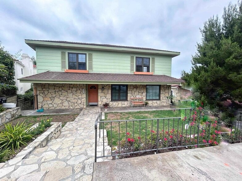 Foto principal - 25072 Alicia Dr