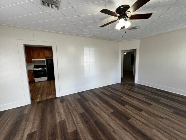 Building Photo - Two bedroom, One Bathroom , near UL