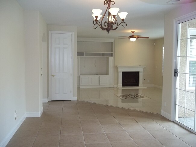 Building Photo - Large and spacious 2-Story home in Clovis ...