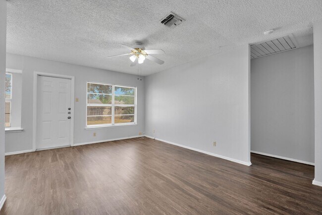 Foto del edificio - Introducing a delightful 3-bedroom, 2-bath...