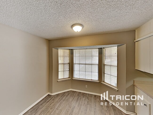 Building Photo - 9941 Farmington Dr
