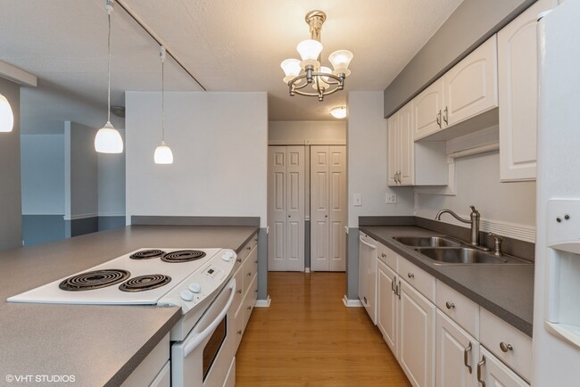 Building Photo - 111 S Baybrook Dr