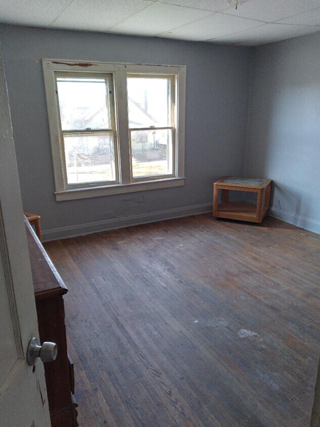 Front Bedroom - 106 N Westmoor Ave