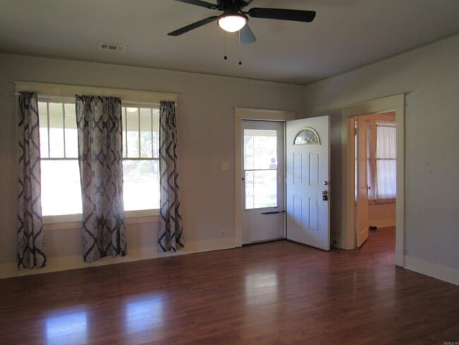 Foto del edificio - 405 E Main St