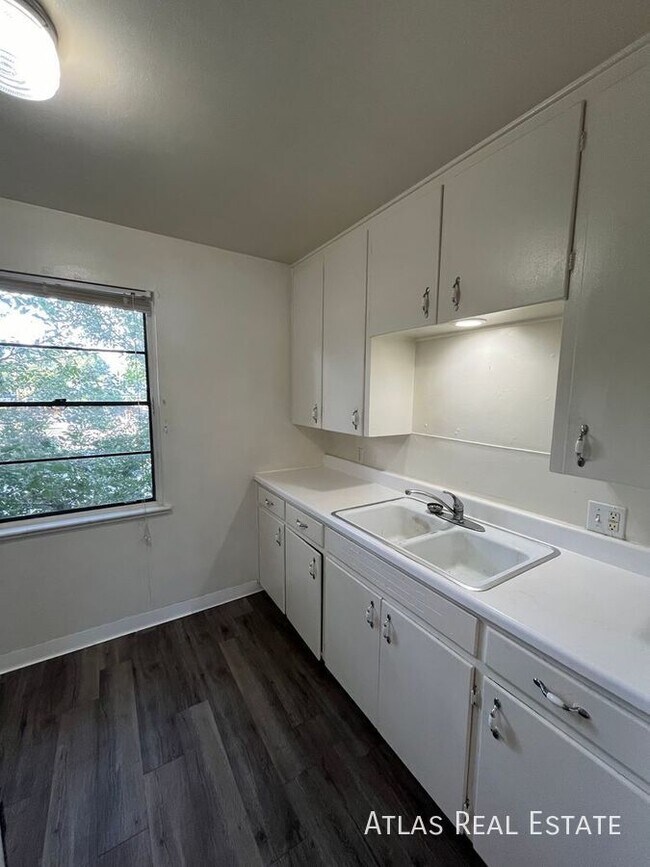 Building Photo - PRICE REDUCED! Fantastic 1 Bed-1 Bath Apar...