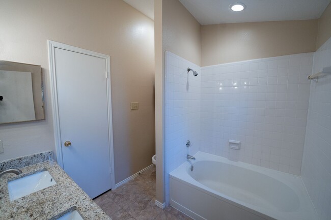 Building Photo - Cedar Hill Home in a great Neighborhood!