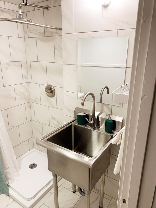 Baño principal en la planta superior - 103 Harrison St