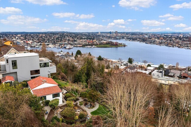 Building Photo - Queen Anne Home