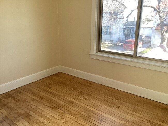Building Photo - 3 Bedroom Single Family Home