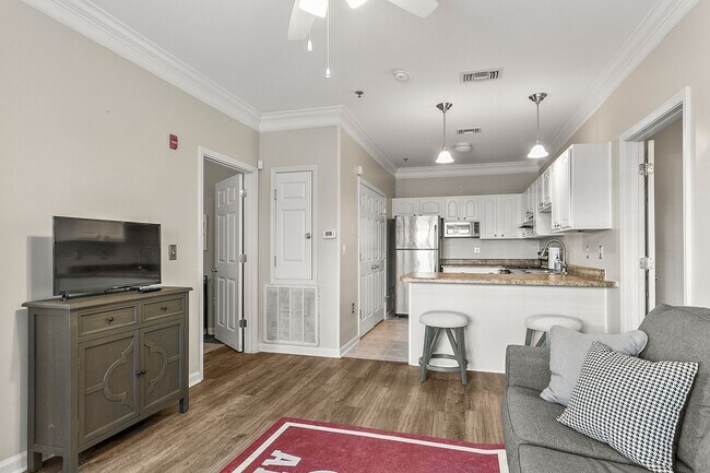 Foto del edificio - Nice 2 Bed 2 Bath Available Fall 2026!