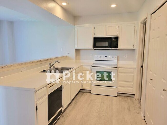 Building Photo - Lovely 3 Bedroom Ridgetop Townhome