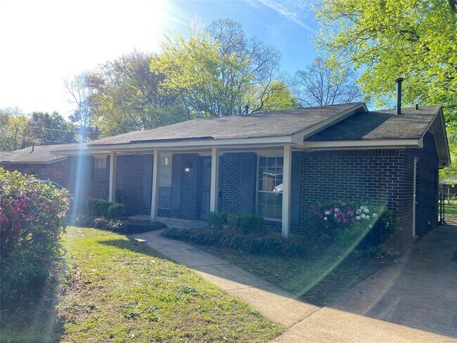 Building Photo - 6136 Gladstone Dr