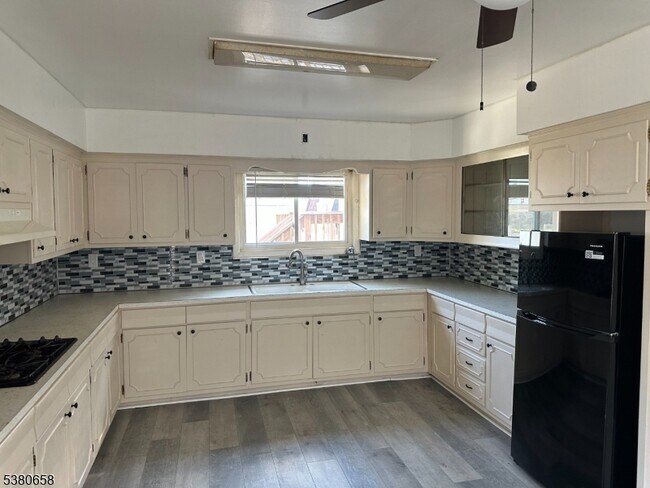 Foto del edificio - 296 Preakness Ave