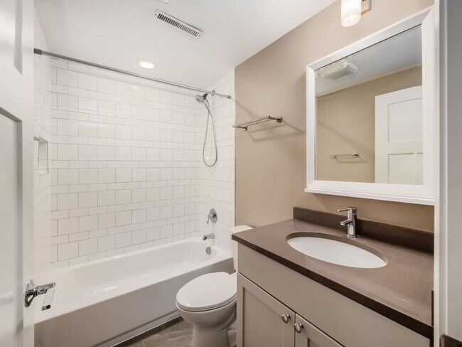 Foto del edificio - Luxury Living at Four X Five Condos