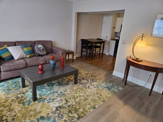 Foto del edificio - 7871 Thornfield Ln