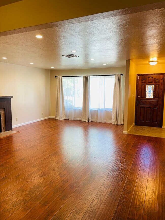 Foto del edificio - 3 bed /2 bath home in East Sac
