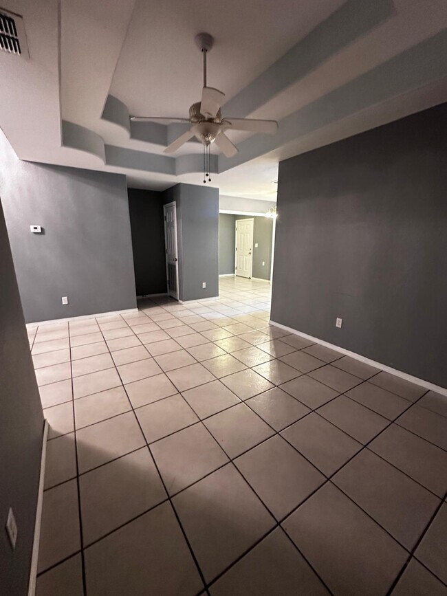 Vista de la sala de estar desde la puerta del garaje - 6053 Blanco River St